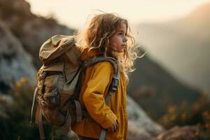 poco ragazza con zaino escursioni a piedi su montagna picco a tramonto, viaggio e avventura concetto ai generato foto