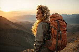 bellissimo donna escursionista con zaino escursioni a piedi nel il montagne a tramonto ai generato foto