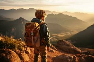 adorabile poco ragazzo con zaino escursioni a piedi nel montagne a tramonto. viaggio e attivo stile di vita concetto ai generato foto