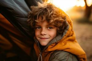 ritratto di un' carino ragazzo guardare a telecamera mentre vicino il suo tenda nel natura ai generato foto