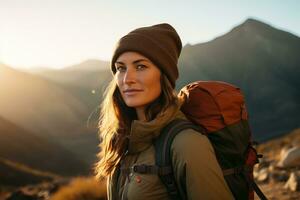 bellissimo donna escursionista con zaino escursioni a piedi nel il montagne a tramonto ai generato foto