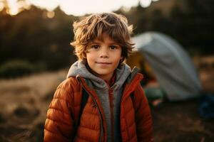 ritratto di un' carino ragazzo guardare a telecamera mentre vicino il suo tenda nel natura ai generato foto