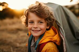 ritratto di un' carino ragazzo guardare a telecamera mentre vicino il suo tenda nel natura ai generato foto