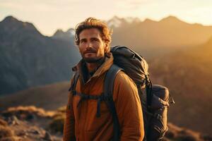 bello giovane uomo con zaino escursioni a piedi nel il montagne a tramonto ai generato foto