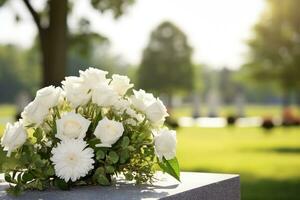 bianca fiori nel davanti di un' pietra sepolcrale a un' cimitero con tramonto.funerale concetto ai generato foto