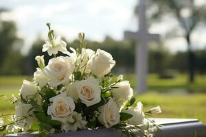 bianca fiori nel davanti di un' pietra sepolcrale a un' cimitero con tramonto.funerale concetto ai generato foto