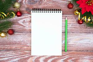 vuoto bloc notes e matita per il tuo Natale desiderio elenco. piatto. superiore Visualizza. copia spazio. foto