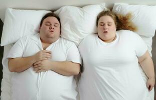 sovrappeso coppia addormentato bene. creare ai foto