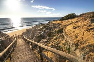 uno di il maggior parte bellissimo spiagge nel Spagna, chiamato cuesta Manelli, huelva, nel Spagna. circondato di dune, vegetazione e scogliere. un' bellissima spiaggia. foto