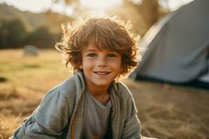 ritratto di un' carino ragazzo guardare a telecamera mentre vicino il suo tenda nel natura ai generato foto