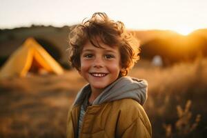 ritratto di un' carino ragazzo guardare a telecamera mentre vicino il suo tenda nel natura ai generato foto