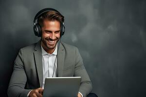 bello giovane uomo indossare cuffie utilizzando il computer portatile e sorridente mentre seduta e Lavorando nel ufficio. generativo ai foto