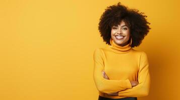 sorridente afro donna, indossare un' giallo maglione, con loro braccia attraversato, contro un' solido giallo sfondo. Riccio nero capelli siamo di fronte in direzione il giusto lato - ai generativo foto