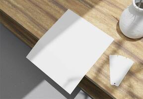 realistico vuoto 3 piegare opuscolo con colore carta su superiore di di legno tavolo, adatto per opuscolo design presentazioni. foto