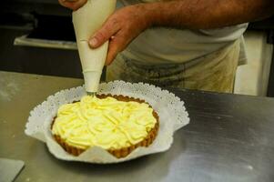 un' crostata con giallo crema foto