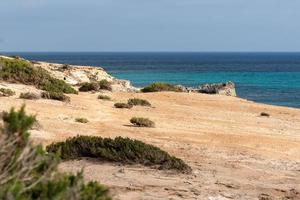spiaggia di formentera di calo d es mort nelle isole baleari. foto