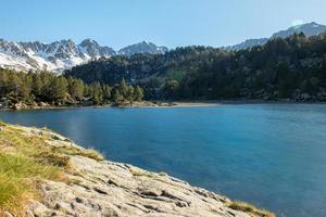 lago nel circuito del lago pessons grau roig, andorra. foto