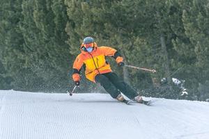 sciatore in montagna in una giornata di sole a grandvalira. foto