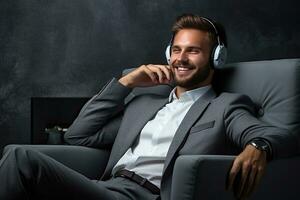 uomo d'affari bello giovane uomo ascoltando per musica con cuffie e sorridente mentre seduta su divano nel ufficio. generativo ai foto