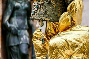 un' persona nel un' maschera a il carnevale di Venezia foto