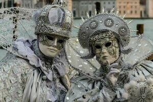 persone nel costume a il carnevale di Venezia foto