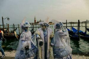 persone nel costume a il carnevale di Venezia foto