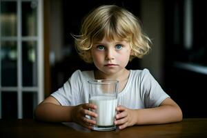 un' carino bionda bambino con blu occhi e un' bicchiere di latte. alta risoluzione. ai generativo foto