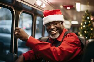 autobus autista nel festivo nuovo anni uniforme allegramente guida vacanza giro viaggiatori foto