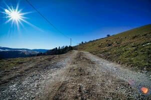 strada attraverso il panoramico paesaggio foto