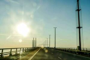 il sole brilla brillantemente al di sopra di un' ponte foto