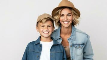 bionda mamma e sua poco ragazzo abbracciare e sorridente. generativo ai foto