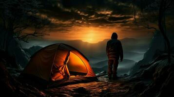 silhouette di un' uomo vicino un' tenda, prospiciente un' sereno tramonto di il in riva al lago.. generativo ai foto