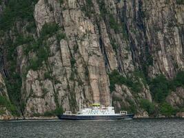 nave crociera nel il norvegese fiordi foto