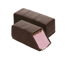 cioccolato caramelle con fragola soffio isolato su bianca foto