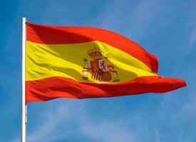 bandiera spagnola della spagna sopra il cielo blu foto