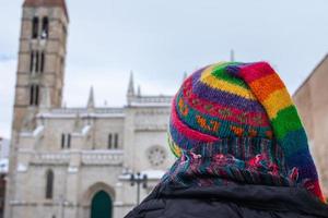 donna che contempla una chiesa medievale in inverno foto