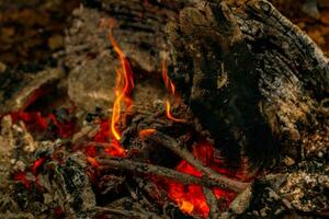 struttura fiamma a partire dal ardente logs a notte foto