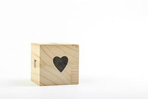 di legno cubi con il iscrizione cuore su un' bianca sfondo foto