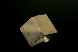 macro minerale pirite pietra su un' nero sfondo foto
