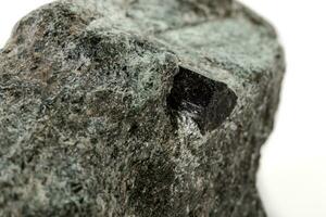 macro minerale pietra schorl, nero tormalina su bianca sfondo foto