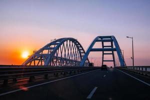 Crimea ponte sullo stretto di Kerch al tramonto della sera foto