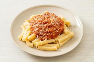 rigatoni al ragù di maiale alla bolognese foto