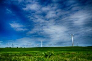 pittoresco primavera paesaggio con blu cielo e verde i campi foto