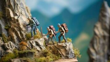 miniatura turista nel montagne. giocattolo uomo viaggi e escursioni. diorama riposo e vacanza. piccolo personaggi nel natura creato con generativo ai tecnologia foto