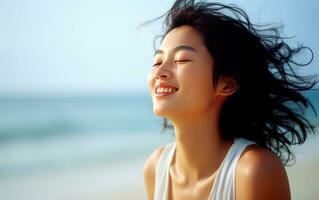 giovane asiatico donna respirazione fresco aria nel il spiaggia. foto