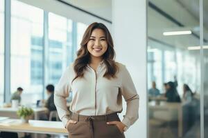 più dimensione manager asiatico donna d'affari Amministratore delegato fiducioso e in piedi davanti di moderno ufficio, ai generato foto