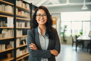 attraente asiatico donna d'affari Amministratore delegato fiducioso e staning davanti di moderno ufficio, ai generato foto