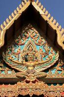bassorilievo scultura nel il forma di Garuda è un' tailandese arte, un animale nel tailandese letteratura, un' a volo d'uccello Visualizza, un' delicato arte creato di tailandese artisti nel religioso messaggi. foto
