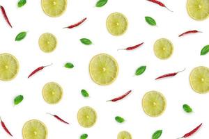 materia prima con limone, foglie di basilico, peperoncino, pomodoro. foto