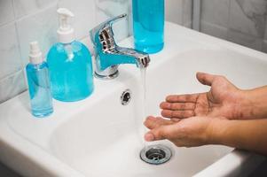 primo piano mani maschili lavarsi le mani con il sapone.
